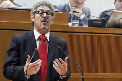 Gregorio Briz durante una intervención en el Parlamento Aragonés. / CORTES DE ARAGÓN-