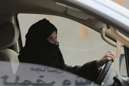 Aziza al-Yousef, una de las activistas detenidas, conduce de forma clandestina un vehículo por una autopista de Riad.-AP / HASSAN JAMALI