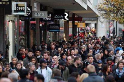 Oxford Street, en Londres, atestada de geste durante el Black Friday.-AFP / DANIEL LEAL-OLIVAS