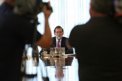Mariano Rajoy, durante la reunión del Consejo de Ministros extraordinario.-DAVID CASTRO