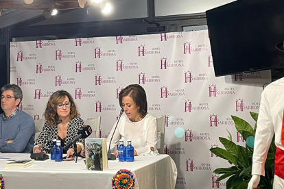 Amador Marín, Ana Teresa y Elena Jiménez, en la presentación ayer de la novela. HDS