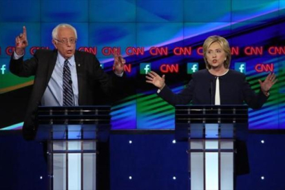 Los candidatos demócratas, Hillary Clinton y Bernie Sanders, en Las Vegas.-AFP / JOHN HANER