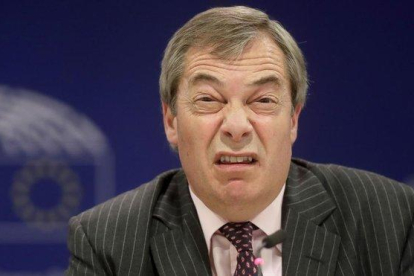 Nigel Farage, este miércoles, en su última rueda de prensa en Bruselas.-OLIVIER HOSLET (EFE)
