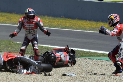 Los pilotos de Ducati Lorenzo y Dovizioso discuten tras el aparatoso accidente.-JAVIER SORIANO