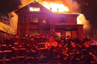 La polémica imagen de los bomberos de Detroit.-TWITTER
