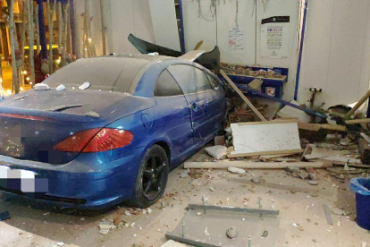 Un vehículo se empotra contra una administración de lotería de Ponferrada, León. ICAL