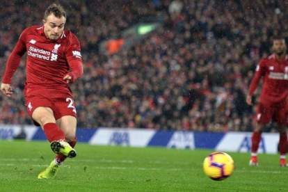 El suizo del Liverpool Shaqiri marca su segundo gol.-EFE / PETER POWELL