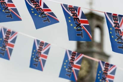 Banderas a favor del 'Brexit'.-AFP / CHRIS J RATCLIFFE