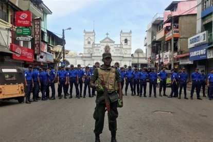 Agentes de policía blindan el acceso a una de las iglesias atacadas en Sri Lanka.-REUTERS