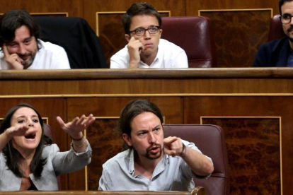 Irene Montero y Pablo Iglesias durante la sesión de control.-JUAN MANUEL PRATS