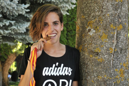 Marta Pérez Miguel con la medalla que la acredita como campeona de España absoluta en 1.500.-VALENTÍN GUISANDE