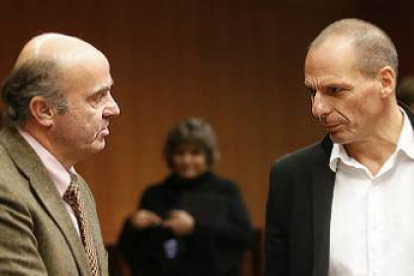 Guindos y Varoufakis, ayer, en Bruselas durante la cumbre del Eurogrupo.-Foto:   OLIVIER HOSLET / EFE