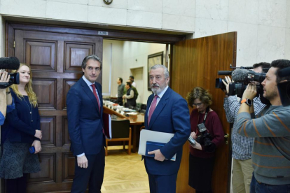 El ministro de Fomento, Íñigo de la Serna, y el secretario de Estado de Infraestructuras, Julio Gómez-Pomar, entran en la reunión celebrada este martes.-FERNANDO VILLAR / EFE