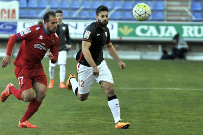 Asier Villalibre con Unai Medina en el partido de la temporada pasada entre Numancia y Bilbao Athletic.-Diego Mayor