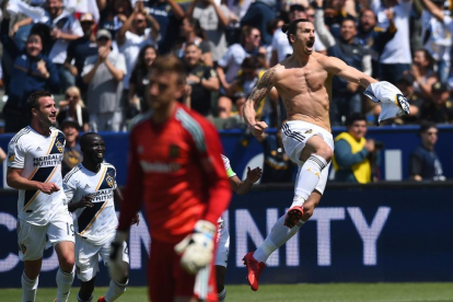 Zlatan Ibrahimovic celebra su primer gol en Estados Unidos.-AFP