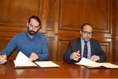 Enrique Márquez y Luis Rey en la firma del acuerdode colaboración entre el Numantino y Diputación.-H.D.S.