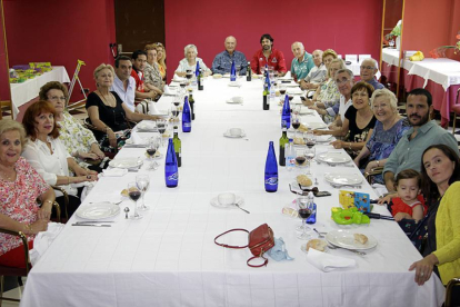 Asistentes a la reunión de la familia García, en el hotel Leonor, en el Mirón.-DIEGO MAYOR