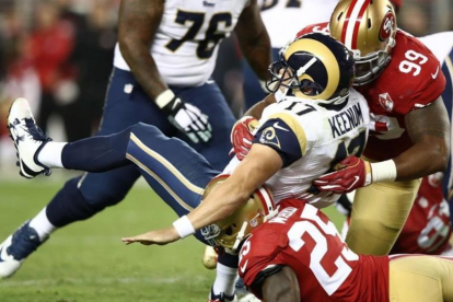 Lance de un partido de la NFL entre los Rams y los 49ers.-EZRA SHAW