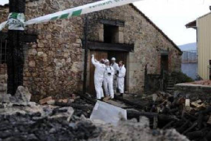 Trabajos de investigación para esclarecer los hechos ocurridos en la peña incendiada en Vinuesa el 26 de junio de 2011. / ÚRSULA SIERRA-
