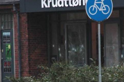 Impactos de bala en el café Krudttoenden, en Copenhague, donde se ha producido el atentado.-Foto:   @MagnusBjerg / TWITTER / MAGNUSBJERG