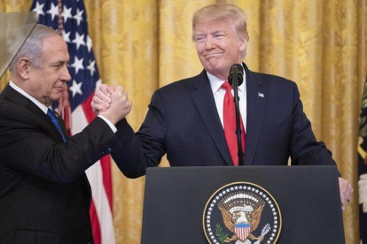 El primer ministro israelí, Binyamin Netanyahu (izquierda) y el presidente de EEUU, Donald Trump, este martes, durante la presentación del acuerdo para Oriente Próximo.-SHEALAH CRAIGHEAD (DPA)