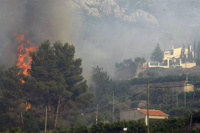 El incendio forestal declarado en la localidad alicantina de La Vall d'Ebo.-Foto: EFE/ MORELL