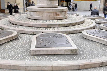 La plaza de la ‘tarta’. / VALENTÍN GUISANDE-