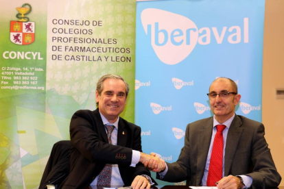 El director general de Iberaval, Pedro Pisonero, y el presidente del Consejo de Colegios Profesionales de Farmacéuticos de Castilla y León, Jesús Aguilar, firman un convenio-Ical