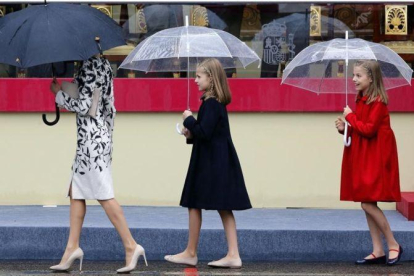 Letizia y sus  hijas, la princesa Leonor y la infanta Sofía, llegan en fila india al desfile militar del 12 de octubre.-JUAN MANUEL PRATS