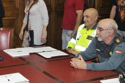 El capitán de Tráfico, Domingo Bonilla,el segundo por la derecha en la Subdelegación. / VALENTÍN GUISANDE-