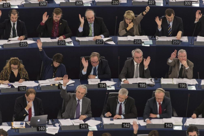 Varios eurodiputados votan a mano alzada en un pleno de la Eurocámara en una foto de archivo-PATRICK SEEGER