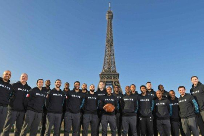 Los Charlotte Hornets se hacen una foto delante de la Torre Eiffel.-TWITTER/ NBA.COM