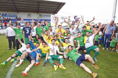 El Quintana se proclamaba el año pasado campeón de la Copa Diputación al vencer en la final a sus vecinos del Tardelcuende.-Mario Tejedor