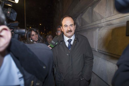 Xavier Crespo sale de la Audiencia de Barcelona, en marzo del año pasado.-CARLOS MONTAÑÉS