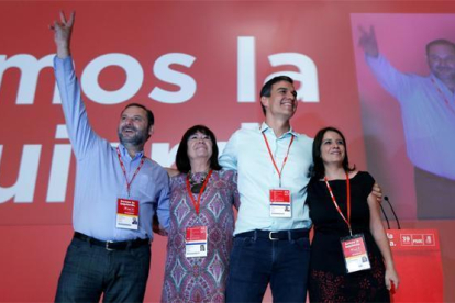 Sánchez entra al congreso del PSOE al grito de “presidente” y recibe el abrazo de Zapatero-ATLAS