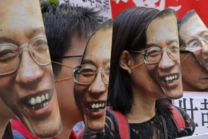 Manifestantes con caretas de Liu Xiaobo en Hong Kong, el 27 de junio.-AP / VINCENT YU