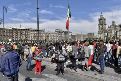 Personas desalojadas de edificios oficiales por el terremoto en Ciudad de México, este viernes.-EFE