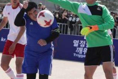 La jugada se produjo durante un partidillo amistoso en Corea junto a Aimar.-TWITTER / OLÉ