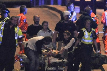 Un equipo de emergencia atiende a unos de los heridos del ataque terrotista-AFP / DANIEL SORABJI