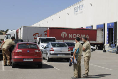 Empleados de la fábrica de Norma a la entrada de la planta para cumplir su turno de trabajo. / VALENTÍN GUISANDE -