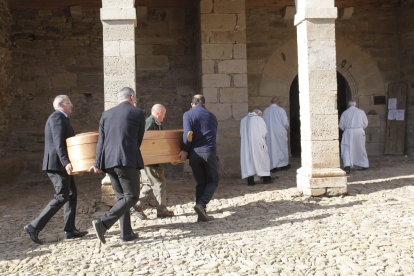 Funeral por Fernando Sánchez Dragó en Castilfrío (Soria). MARIO TEJEDOR