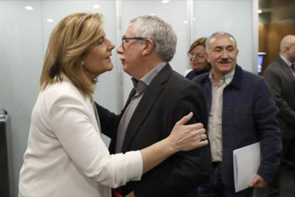La ministra Báñez saluda a los sindicalistas Fernández Toxo y Álvarez el pasado 24 de noviembre en Madrid.-EFE / CHEMA MOYA