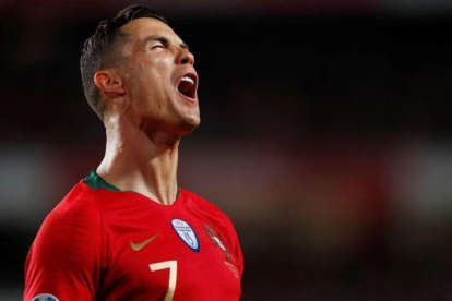 Cristiano Ronaldo se lamenta de una ocasión fallada ante Ucrania en Lisboa.-REUTERS / RAFAEL MARCHANTE
