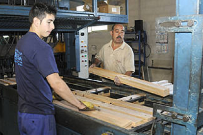 Trabajadores en la fábrica de San Leonardo. / V. G. -
