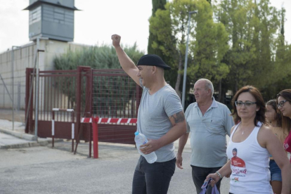 Andrés Bodalo, acompañado de sus familiares a la salida de la cárcel Jaen II para disfrutar de seis dias de permiso.-EFE
