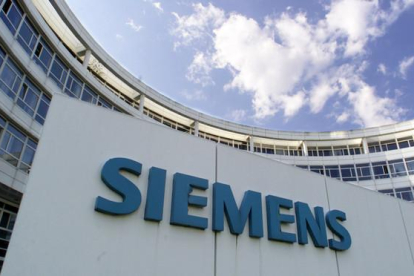 Logo de Siemens, a las puertas de su sede central en Munich.-UWE LEIN (AP)
