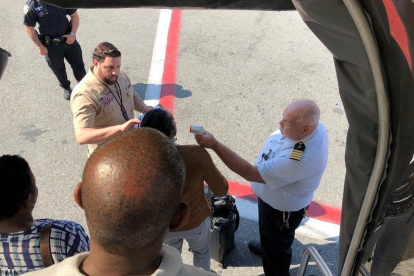 Pasajeros del vuelto de Emirates puesto en cuarentena siendo exhaminados en el aeropuerto de Nueva York-REUTERS