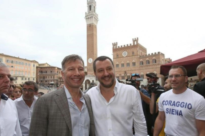 El ministro de Interior italiano, Matteo Salvini (derecha) posa junto al candidato a la alcaldía de Siena Luigi De Mossi.-FABIO DI PIETRO