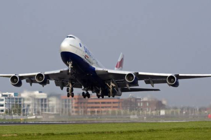 Un Boeing 747 de la compañía British Airways despega del aeropuerto de Heathrow en un vuelo de prueba.-Foto: STR/ AP