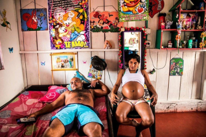 Yorladis, embarazada por sexta vez, después de que sus otras gestaciones terminaran durante los años en que estuvo en las FARC. En la foto, junto a su compañero en el campamento temporal de Colinas. / CATALINA MARTÍN-CHICO (PANOS)